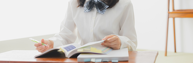 「リビングで勉強するメリットとは?集中力を高めるコツや注意点も解説」サムネイル画像